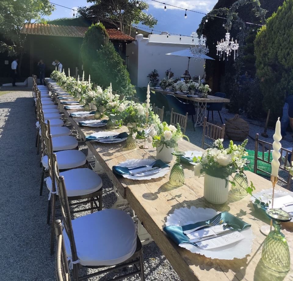 Mesa larga montada en un jardín